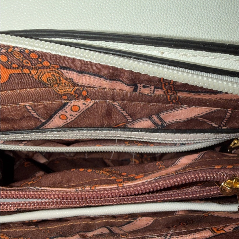 Elegant White Quilted Handbag - Picture 7 of 8